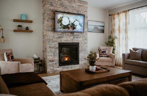 3 Bedroom Modern Muskoka Retreat with King Bed and Hot Tub in 德懷特 (ON)