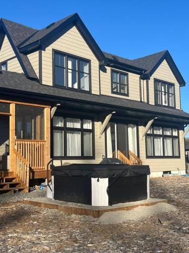3 Bedroom Modern Muskoka Retreat with King Bed and Hot Tub in 德懷特 (ON)