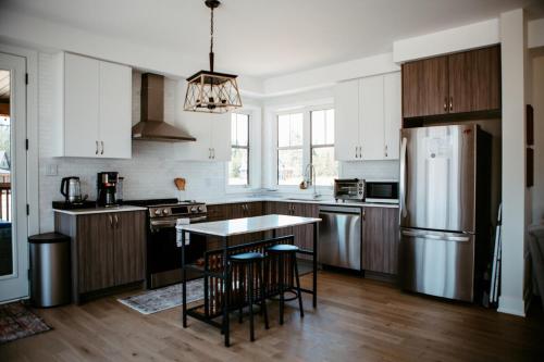 3 Bedroom Modern Muskoka Retreat with King Bed and Hot Tub in 德懷特 (ON)