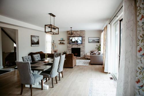 3 Bedroom Modern Muskoka Retreat with King Bed and Hot Tub in 德懷特 (ON)