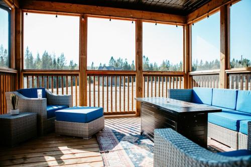3 Bedroom Modern Muskoka Retreat with King Bed and Hot Tub in 德懷特 (ON)