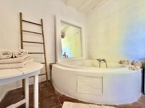 Vannas istaba, " Chez l'Artiste " Campagne - Charme - Piscine in Mones