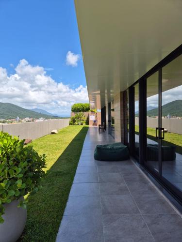 Balcony/terrace, Studio Novo com piscina e proximo as praias do Sul da Ilha in Pedrita