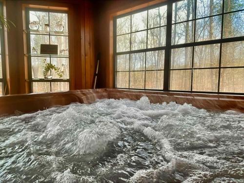 熱水浴缸, Luxury Glamping Retreat in Minden Louisiana in 明登