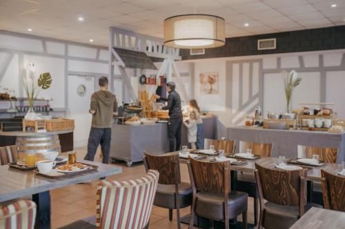 Ресторан, Normandy Garden Village Pierre Vacances in Бранвіль