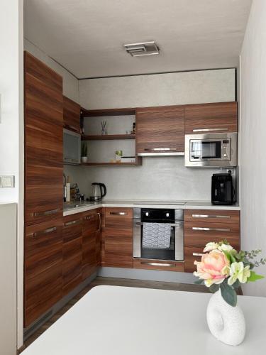 Kitchen, Smarty Choice Living with FREE PARKING - Vondrousova in Prague 17
