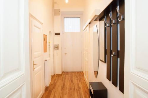 Charlotte Apartment Close to Opera - image 13
