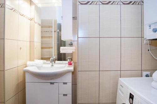 Charlotte Apartment Close to Opera - image 3