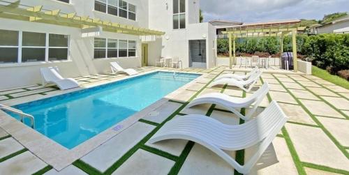 305 Coral Beach Condo, Gated Community, West Coast Beach in Little Battaleys