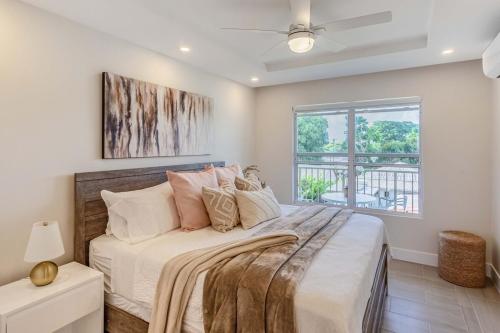 305 Coral Beach Condo, Gated Community, West Coast Beach in Little Battaleys