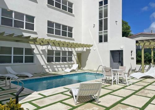 305 Coral Beach Condo, Gated Community, West Coast Beach in Little Battaleys