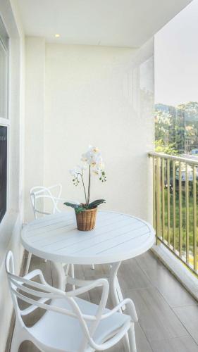 305 Coral Beach Condo, Gated Community, West Coast Beach in Little Battaleys