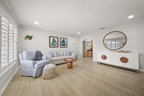 Tropical PoolHome Walk to Shops Near Beach in Hobe Sound