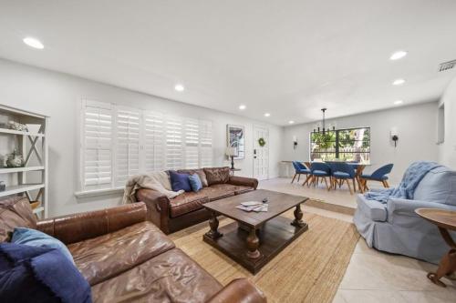 Tropical PoolHome Walk to Shops Near Beach in Hobe Sound