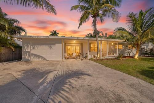 Tropical PoolHome Walk to Shops Near Beach in Hobe Sound