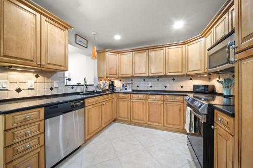 Tropical PoolHome Walk to Shops Near Beach in Hobe Sound
