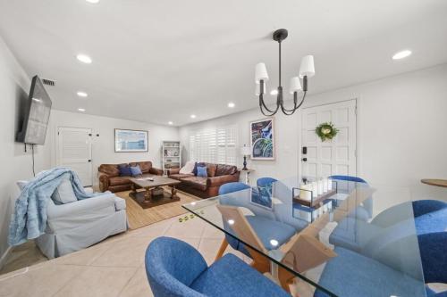 Tropical PoolHome Walk to Shops Near Beach in Hobe Sound