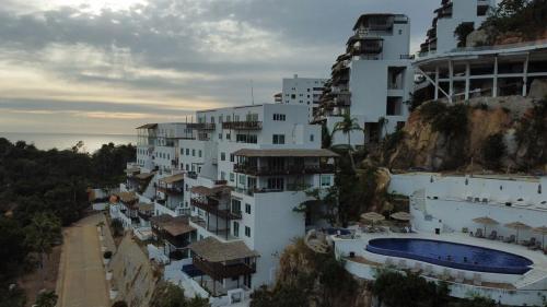 Penthouse with Beautiful View, Jacuzzi and Daily Cleaning in Brisas del Marques
