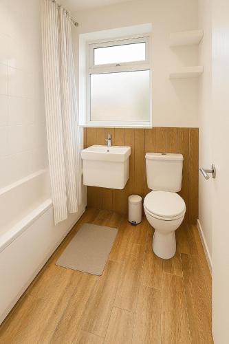浴室, 7 mins to City Centre, Entire Cosy Home in The Meadows, Nottingham in 近市中心