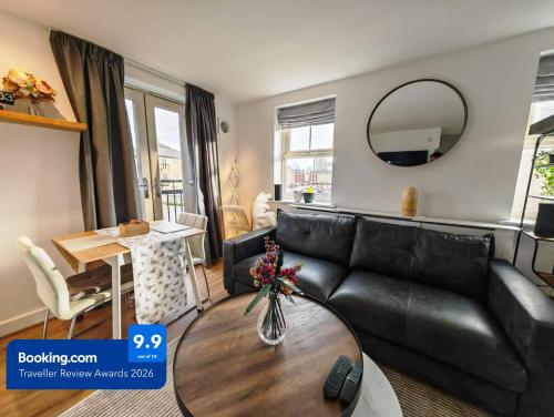 Riverside Retreat Leeds City Location Modern Townhouse & Free Parking, Leeds