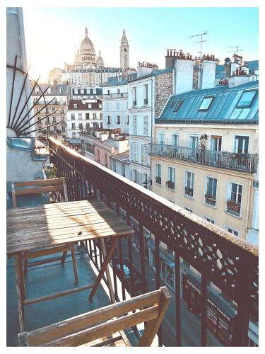 balkong/terrass, Quiet and Bright - Balcony with Montmartre View in Pigalle