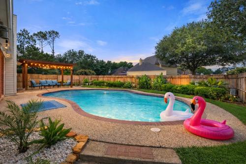 Swimming pool, Amazing Bay Villa Near NASA with Pool & Pool Table in Clear Lake