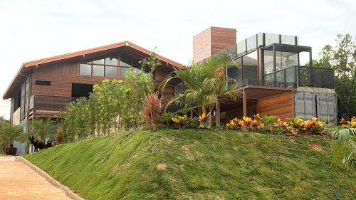 Casa container no lago de Furnas in Jose Sebastiao Leite