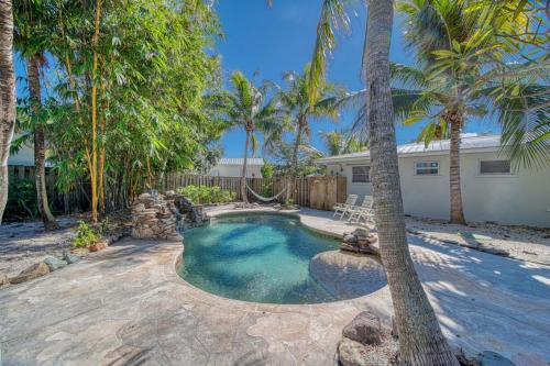 Tropical PoolHome Walk to Shops Near Beach in Hobe Sound