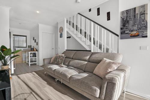 Snug 2-bed Townhouse Near Bustling Shops in Footscray