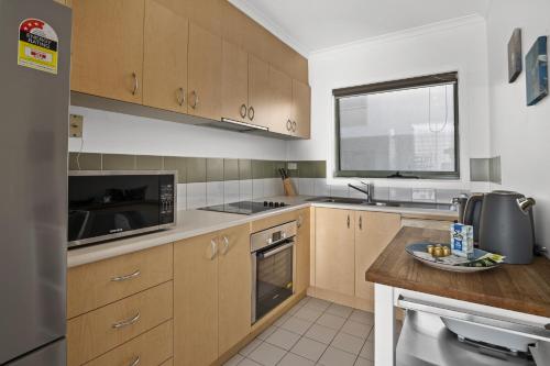 Snug 2-bed Townhouse Near Bustling Shops in Footscray