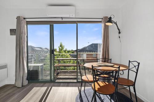 Snug 2-bed Townhouse Near Bustling Shops in Footscray
