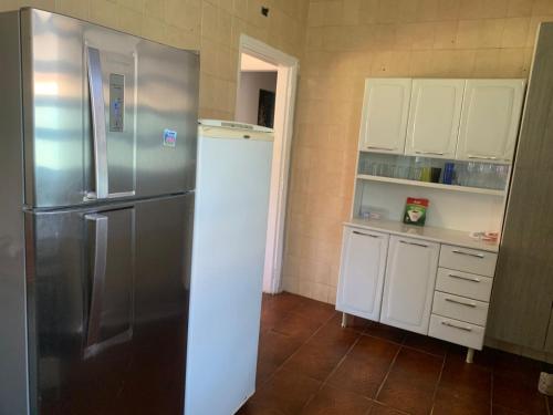 Suite casal simples com casa compartilhada in Guaruja