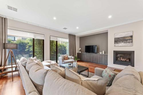 Spacious 4BR Home Steps to Buses Westfield Doncaster in Doncaster