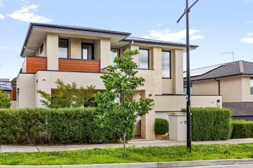 Spacious 4BR Home Steps to Buses Westfield Doncaster in Doncaster