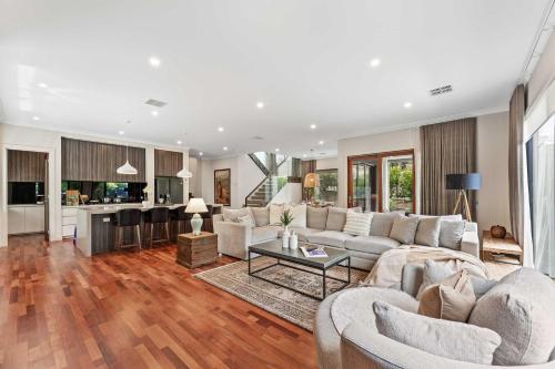 Spacious 4BR Home Steps to Buses Westfield Doncaster in Doncaster