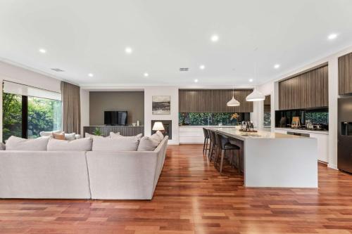 Spacious 4BR Home Steps to Buses Westfield Doncaster in Doncaster