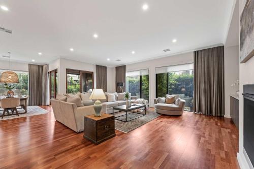 Spacious 4BR Home Steps to Buses Westfield Doncaster in Doncaster