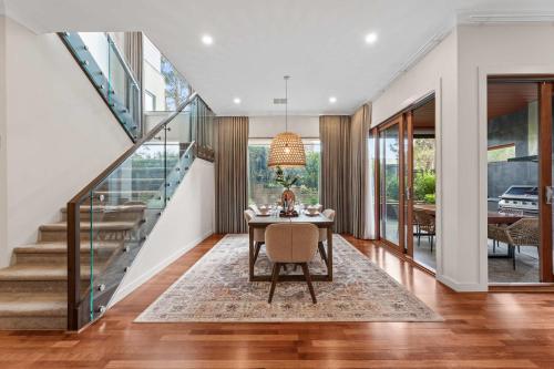 Spacious 4BR Home Steps to Buses Westfield Doncaster in Doncaster