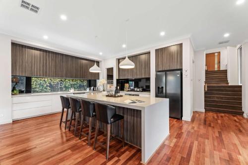 Spacious 4BR Home Steps to Buses Westfield Doncaster in Doncaster