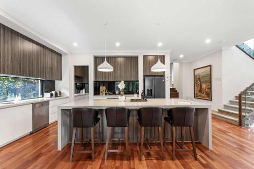 Spacious 4BR Home Steps to Buses Westfield Doncaster in Doncaster