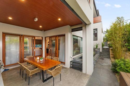 Spacious 4BR Home Steps to Buses Westfield Doncaster in Doncaster