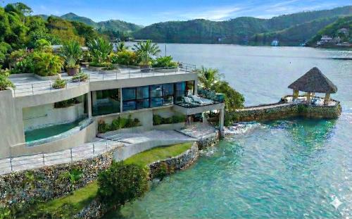 Waterfront Luxe Retreat- 160sqm Modern, Epic, Lush – khách sạn tại Busuanga