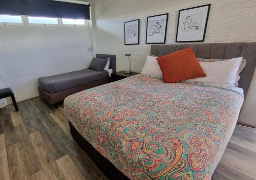 1 king bed, 1 futon bed