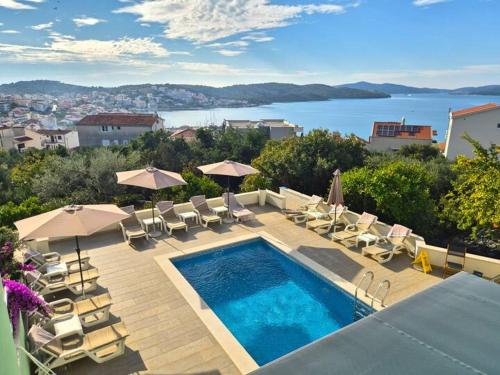 SEALUXE Apartments with Heated Pool and Sea View in Okrug Gornji