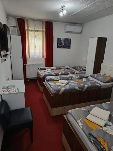 3 twin beds