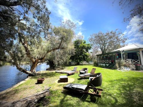 River Cottage, Absolute Waterfront Family and Pet Friendly Escape – khách sạn tại Yunderup