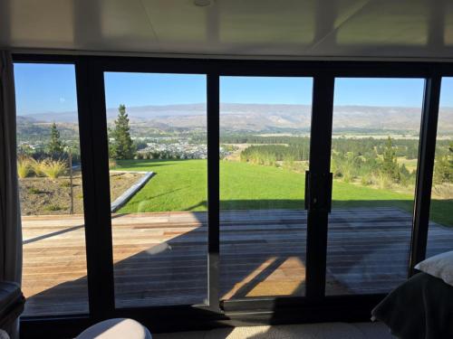 Kilátás, Modern studio overlooking Alexandra, Central Otago in Alexandra