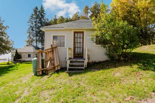 Charming Lakeview Family Resort in Katchwanooka with Private BBQ and firepit