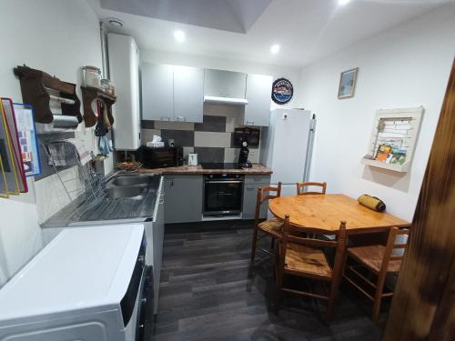 virtuve, Petite maison atypique in Isle-Sur-Marne
