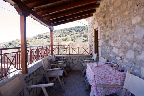 발코니/테라스, Traditional village house on Argolis for 6 persons in 네스타니